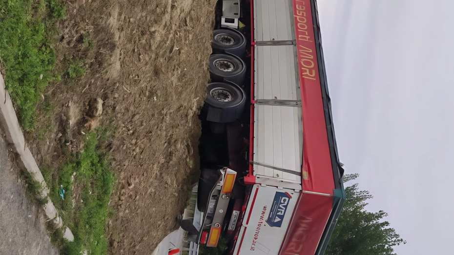 Tir fermo sulla rotonda. Tratto interrotto a Dogana. Traffico deviato e disagi