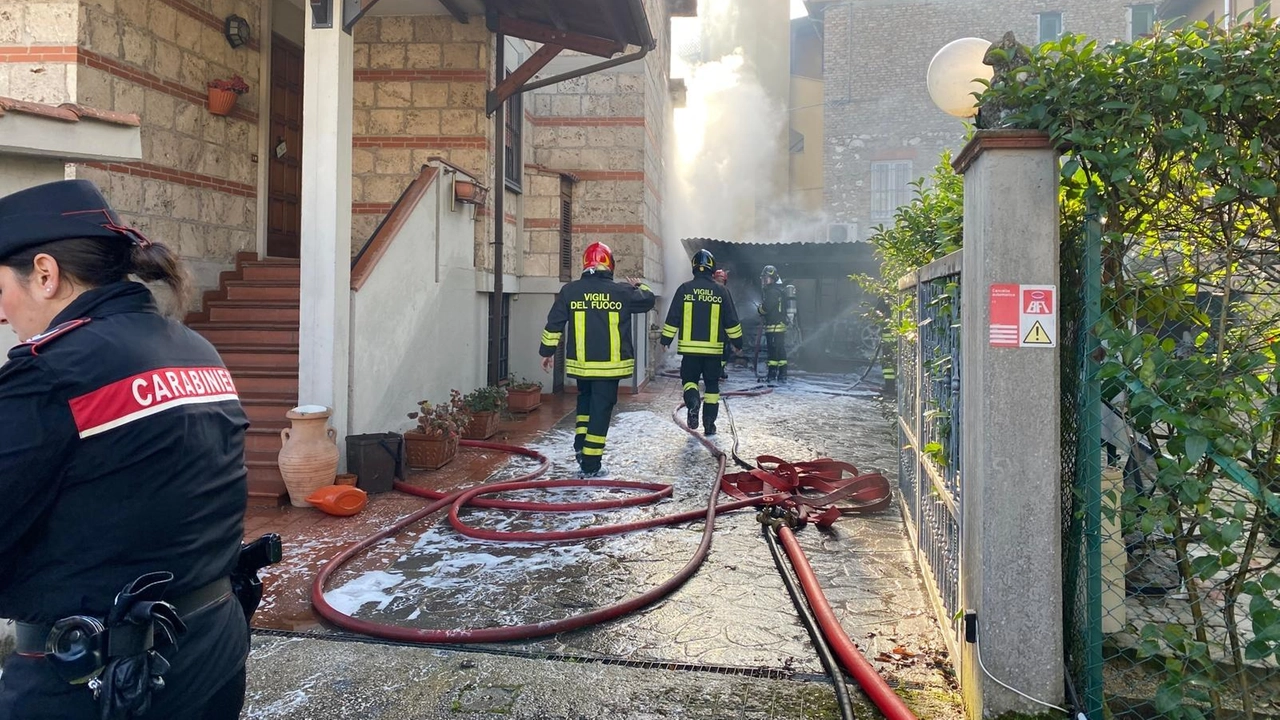 Due vetture in fiamme tra i palazzi. Fumo, caos e paura in via Murri