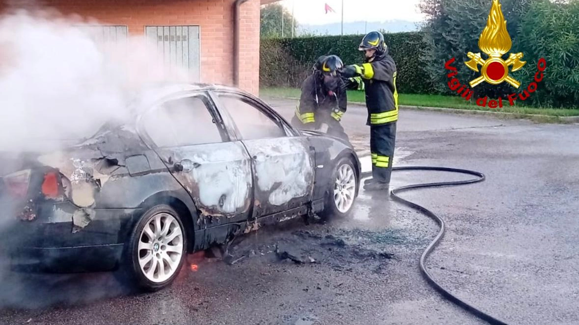 Immediato l’intervento dei pompieri. Per fortuna, nessun ferito. Si indaga sulle cause dell’incendio