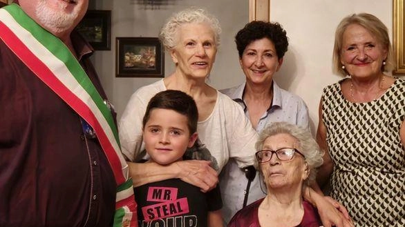 A Montignoso, festa per il centesimo compleanno di Anna Spada: la comunità celebra la saggezza e l'esperienza di un secolo di vita.