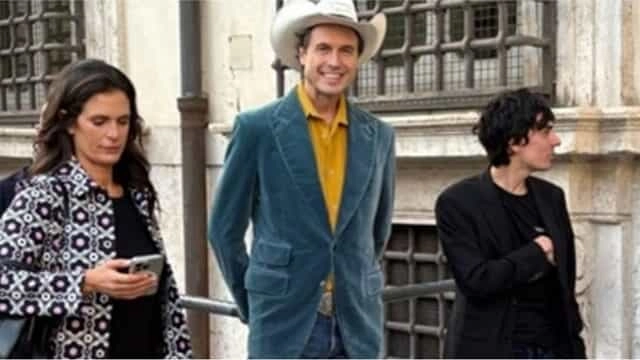 Kimbal Musk, il fratello minore del miliardario Elon, insieme a Veronica Bocelli, moglie del tenore: i due da tempo abitano in una villa a Forte dei Marmi