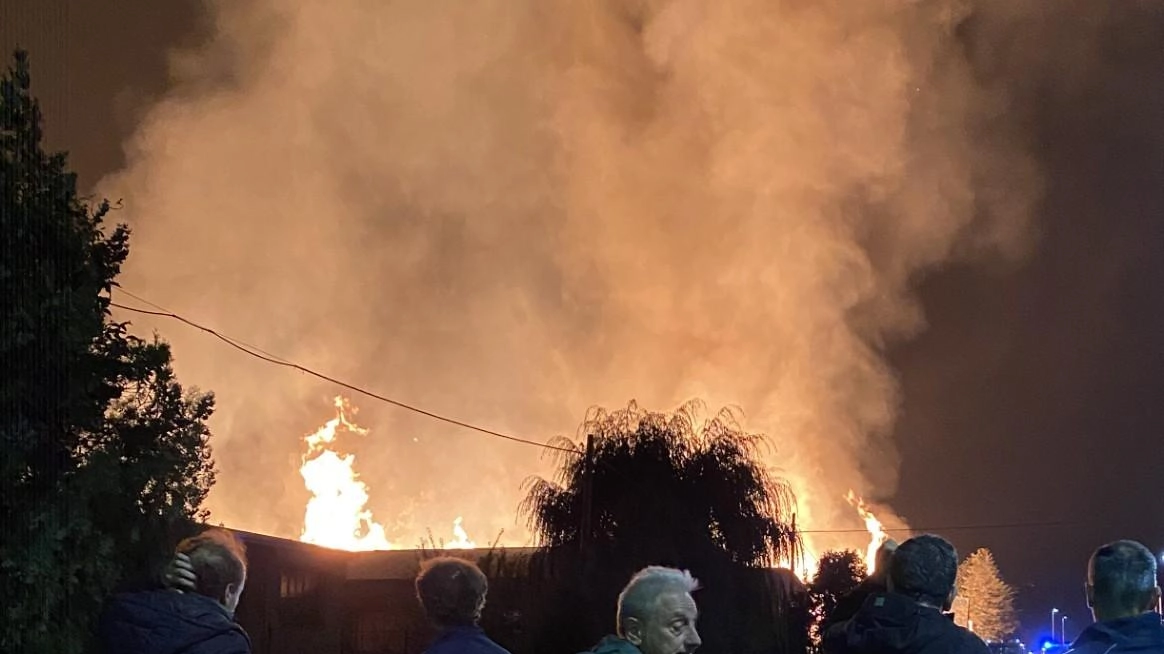 Incendio riduce in cenere azienda di legnami