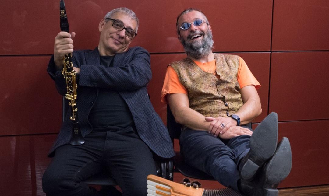 Un concerto tra jazz, swing e ritmi sudamericani col duo Mirabassi e Zanchini