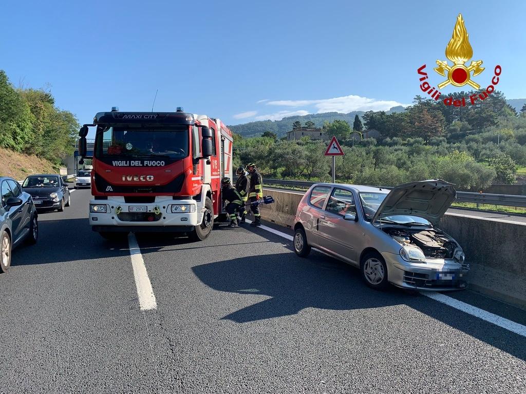 Incidente sulla Firenze Mare, incastrato nell’auto e soccorso dai vigili del fuoco