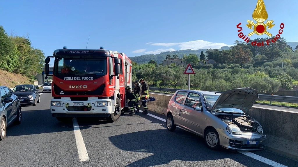 L'incidente sull'autostrada Firenze-Mare e l'intervento dei vigili del fuoco a Montecatini Terme (foto Vigili del Fuoco)