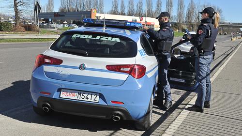 Paura nella villa, imprenditore rapinato: aggredito alle spalle, spinto a terra e picchiato. È caccia ai banditi