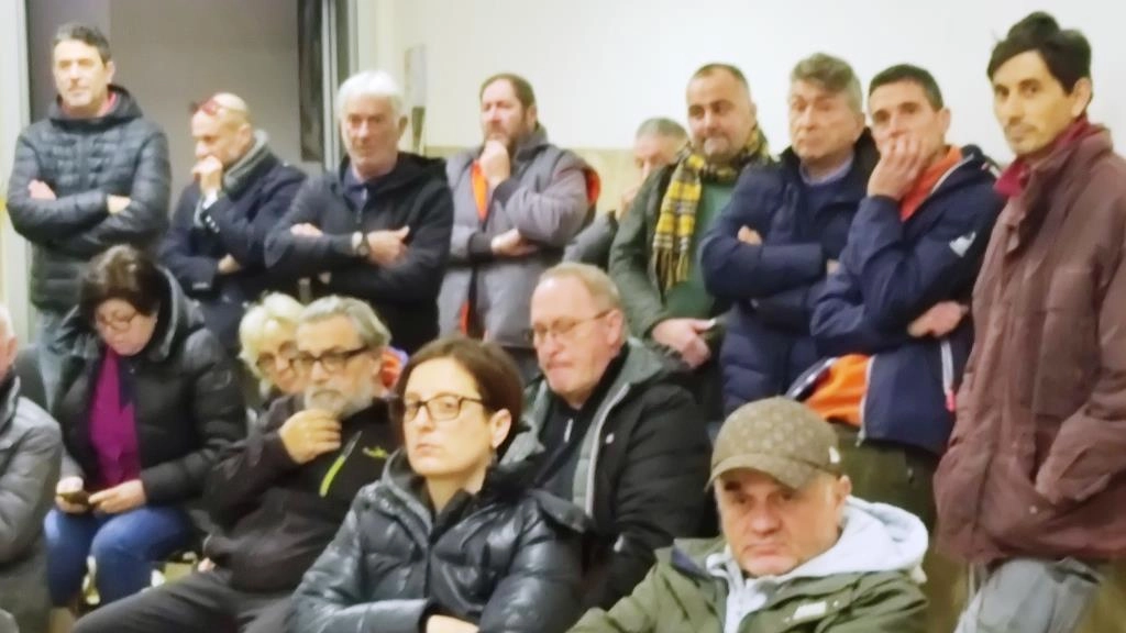 Un momento della partecipata assemblea di martedì sera al circolo Arci di Pontenuovo, dove è stata aperta la sala più grande per ospitare tutti i presenti