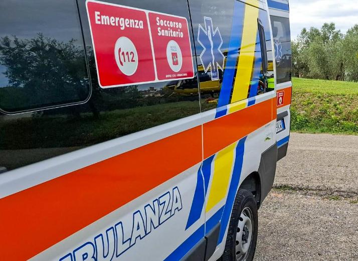 E’ grave una donna caduta in uno stabilimento balneare all’alba: trasferita in codice rosso