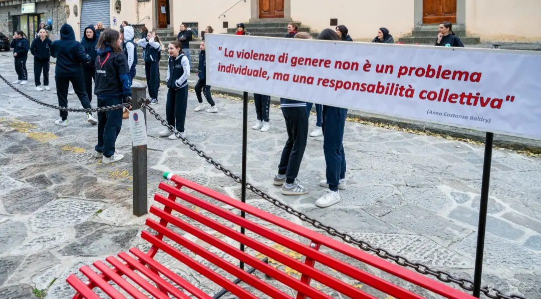 Settignano si mobilita contro la violenza sulle donne: inaugurata la Panchina Rossa