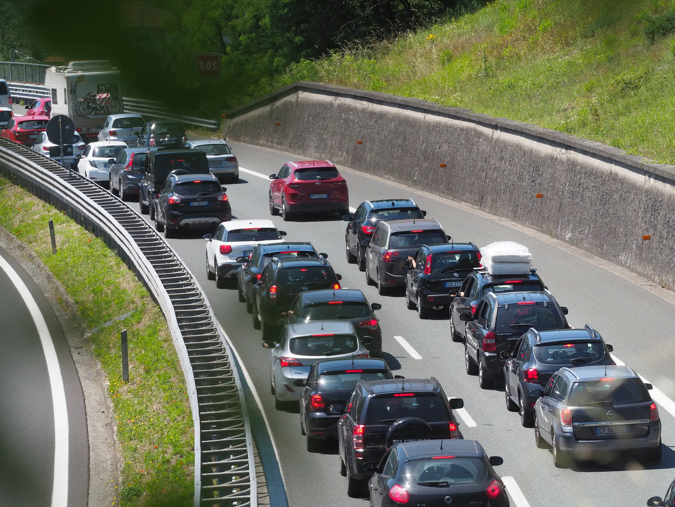 Traffico, comincia il controesodo. Bollino rosso su strade e autostrade, la situazione live in Toscana