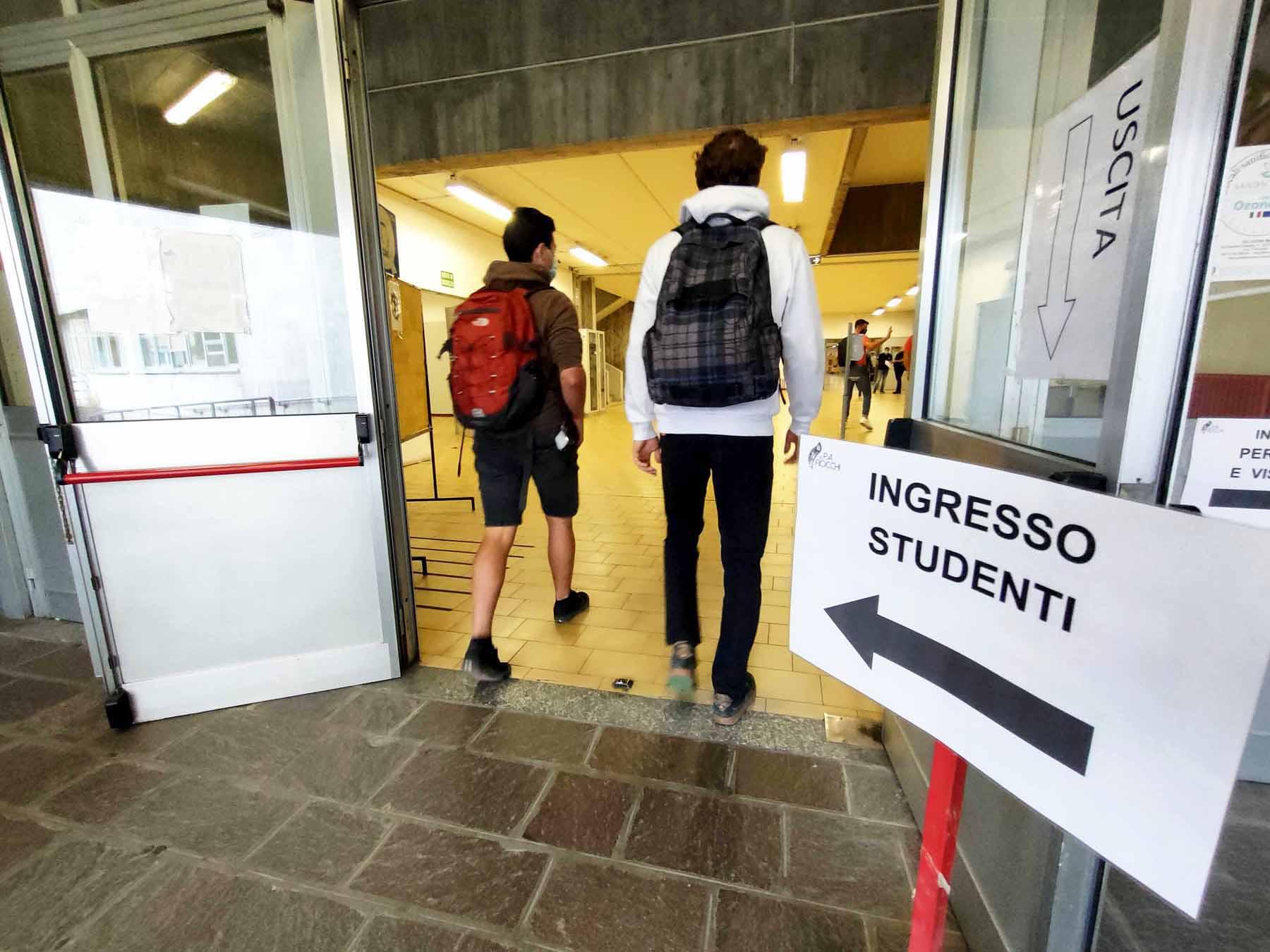 La prima campanella: il rientro dei 42 mila studenti aretini. Sprint per le cattedre. I presidi al debutto