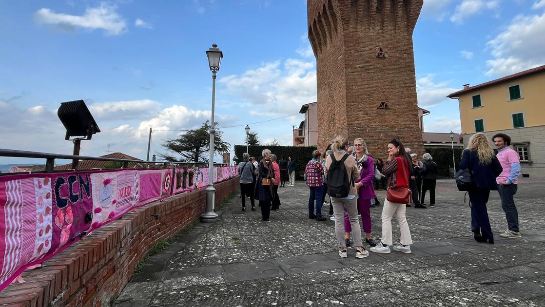 Sedici metri di stoffa per accendere i riflettori sulla prevenzione