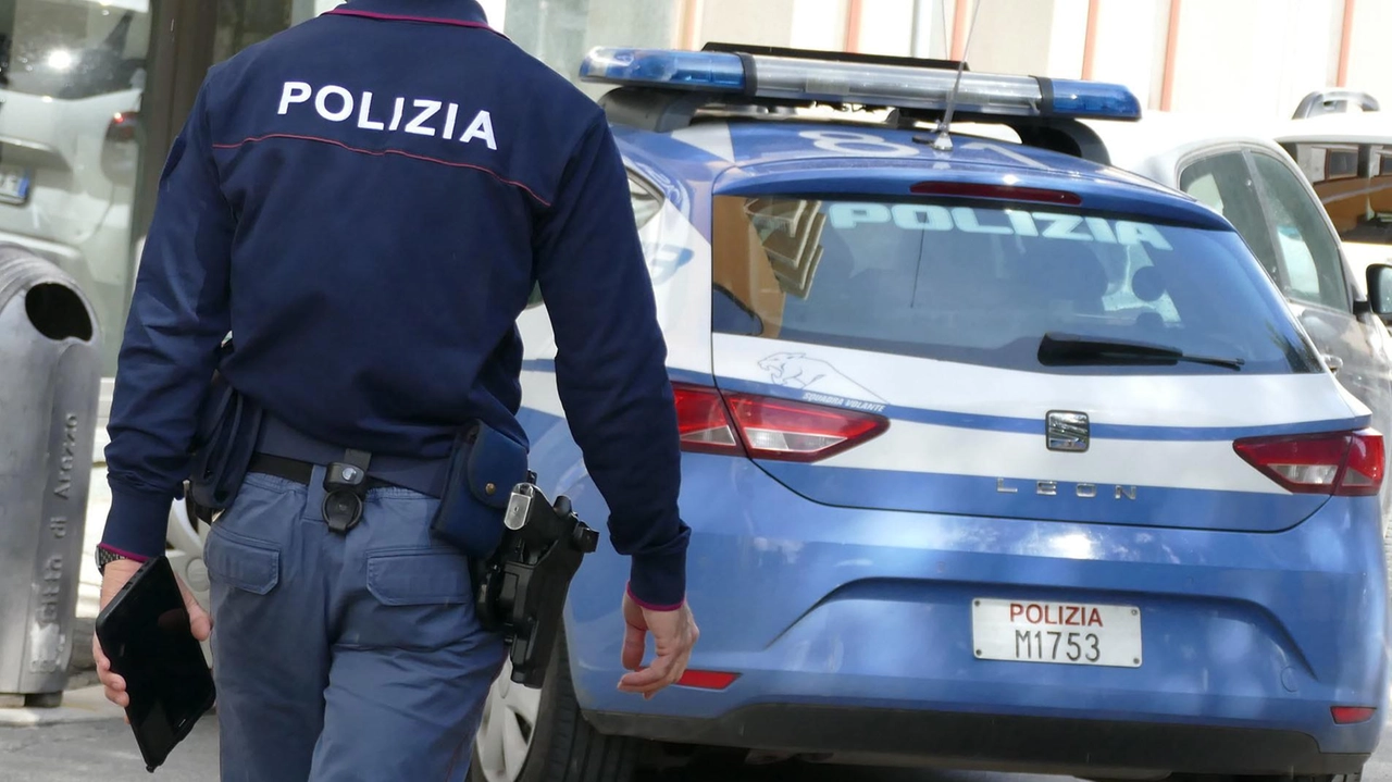 A Arezzo, un ragazzo straniero di 26 anni ruba il portafogli dall'edicola di Corinna, che tenta di fermarlo ma viene strattonata. La polizia lo arresta poco dopo, mentre la donna viene portata in ospedale per lievi ferite. I residenti denunciano degrado e furti, chiedendo maggiori controlli nella zona.