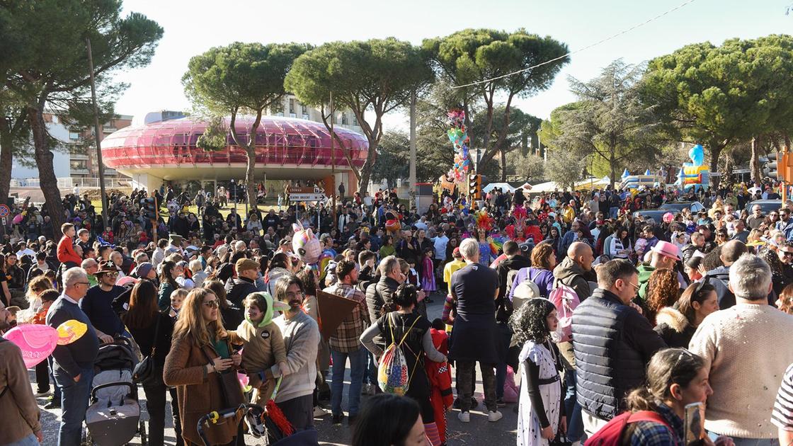 Carnevale, vince la socialità. Fumetti e digitale sui carri