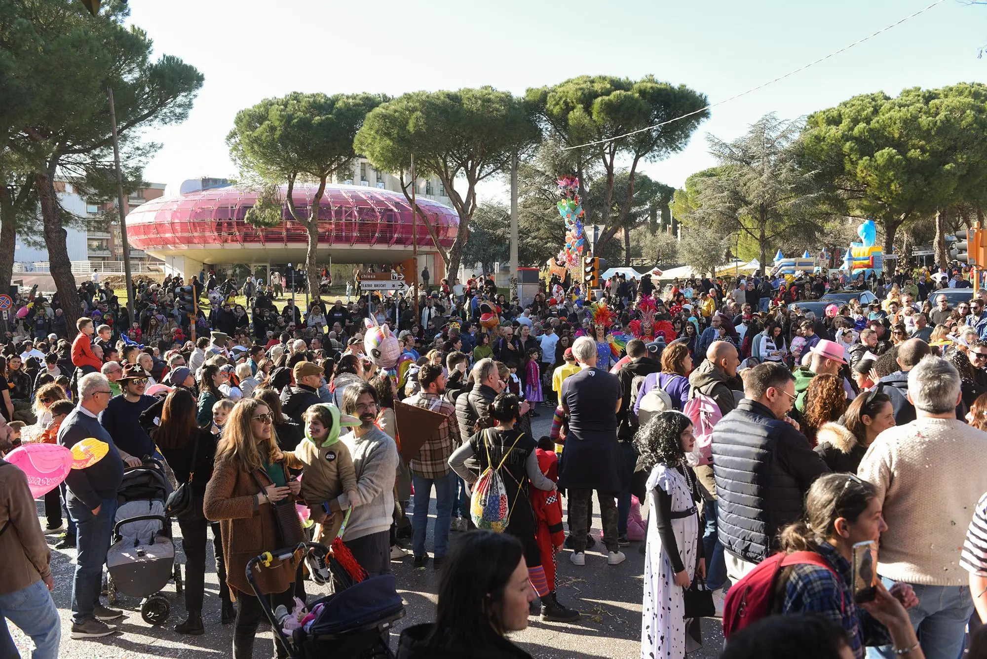 Carnevale, vince la socialità. Fumetti e digitale sui carri