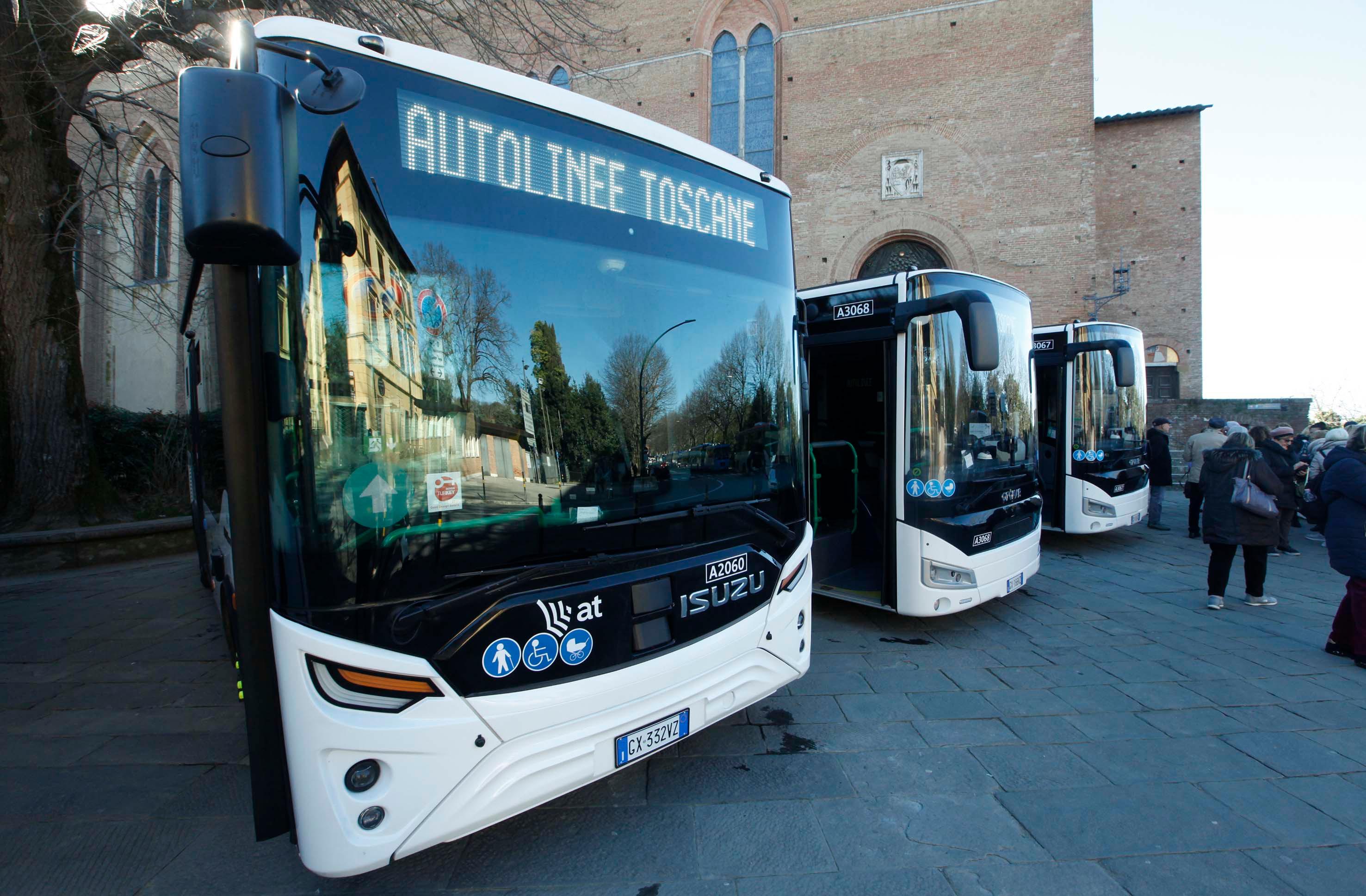 Chiede di esibire il biglietto del bus, il passeggero reagisce e schiaffeggia l’autista