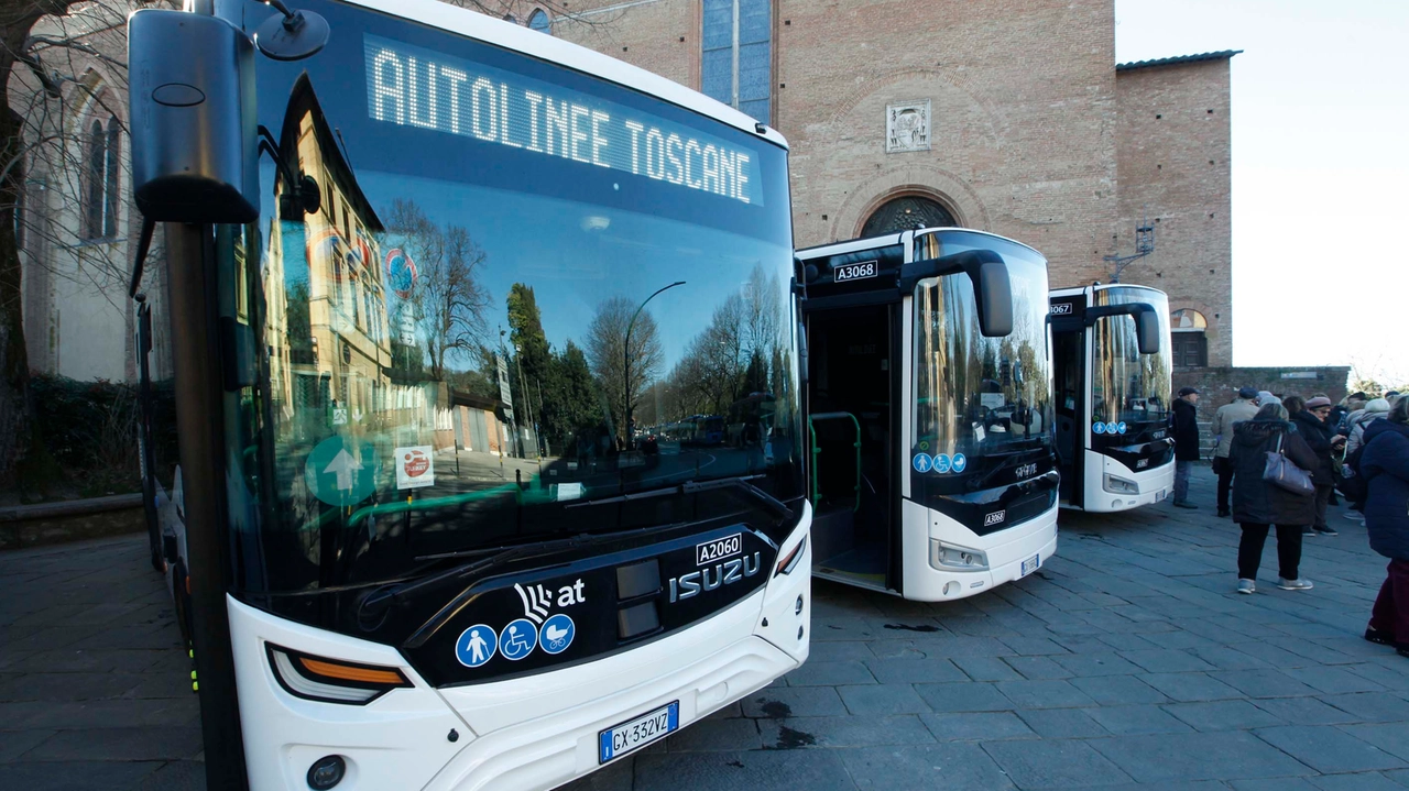 Mezzi di Autolinee Toscane (Foto Lazzeroni)