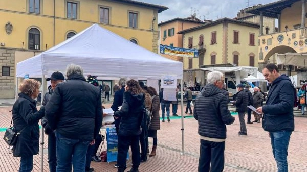 I gazebo per la raccolta firme