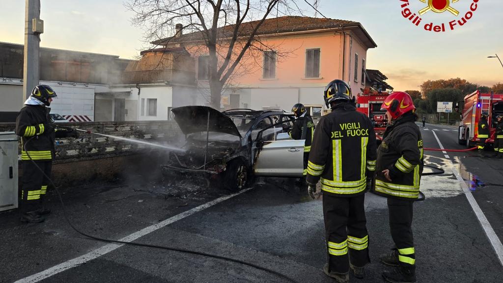 Auto in fiamme, gli occupanti fuggono e danno l’allarme