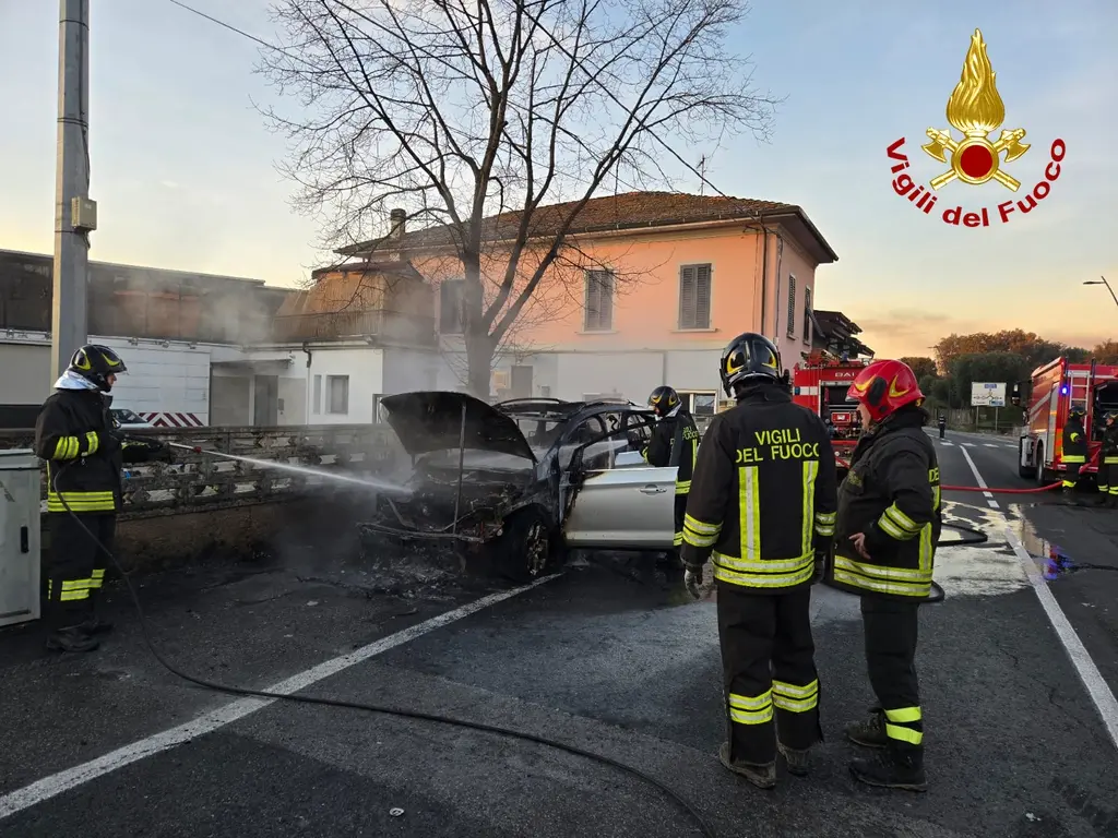 Auto in fiamme, gli occupanti fuggono e danno l’allarme