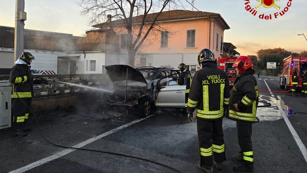 L'auto in fiamme a Margine Coperta