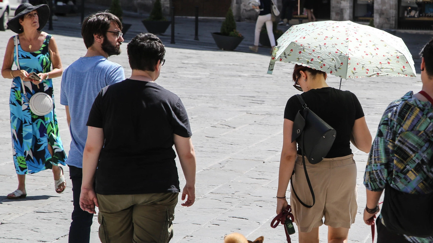 Il sole picchia sempre più forte su Perugia E in corso Vannucci ci si ripara anche con gli ombrelli