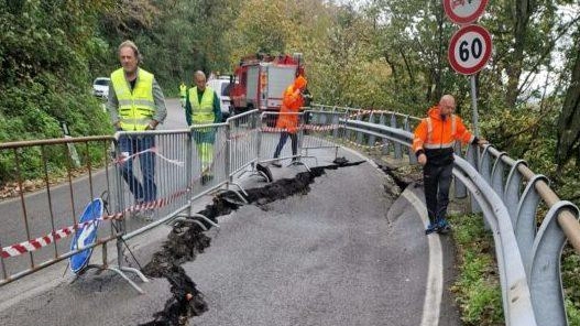 L’immagine della strada che ha ceduto ieri ad un chilometro dal confine toscano, a Rasora, nel Comune di Castiglione dei Pepoli