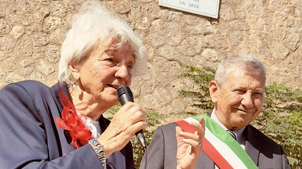 Ines Loffredo, figlia di Luigi, insieme al sindaco Arturo Cerulli durante la cerimonia di intitolazione dell’area