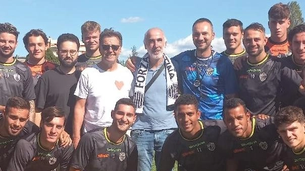 Il campione paralimpico Andrea Cionna ha trasmesso un messaggio di vita e speranza allo stadio Casini di Trestina, condividendo la sua esperienza di resilienza e determinazione nonostante la cecità. Un esempio di forza e motivazione per la squadra di serie D presente all'evento.