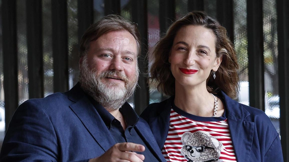 L’attore Stefano Fresi con Francesca Inaudi durante la presentazione. della. fiction che va in onda su Rai Uno