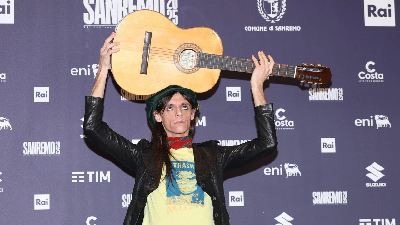 Lucio Corsi con la sua amata chitarra durante il Festival di Sanremo