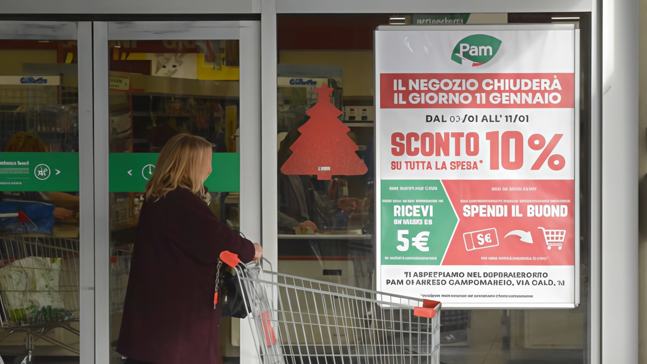 Il cartello che indicava la chiusura del supermercato Pam di Tortaia