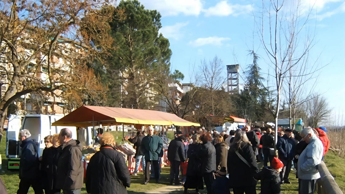 A partire dalle 14 la riva destra dell’Arno si animerà di banchi gastronomici, attività per bambini e l’esibizione del Concerto comunale.