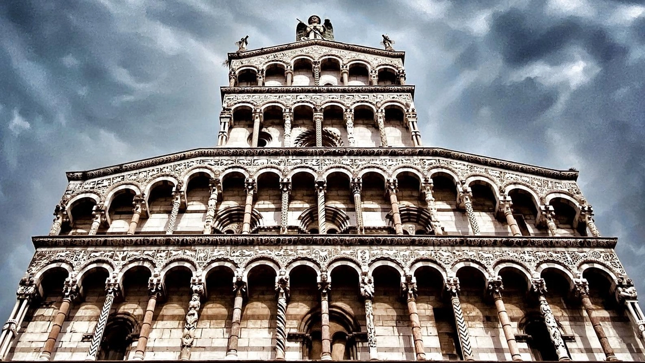 Un cielo nero, carico di mistero e di grande fascino, su cui spicca la bianchissima chiesa di San Michele. Peter...