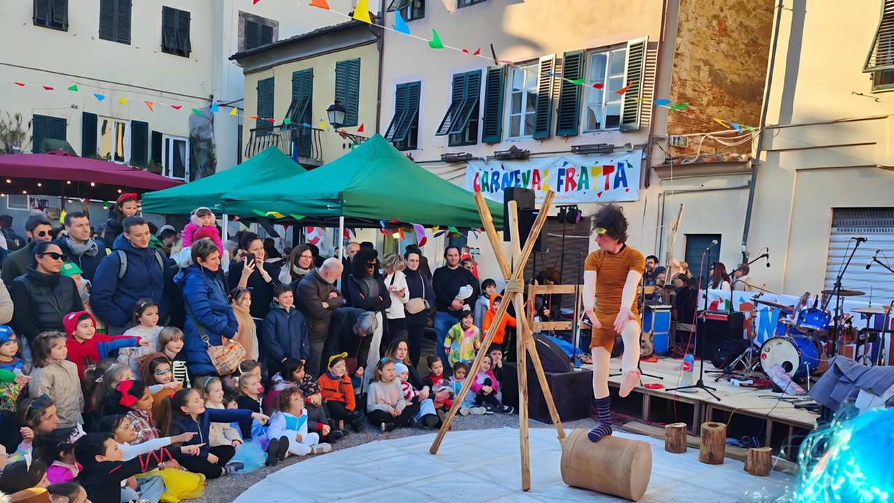 Nelle foto di Alcide alcuni momenti della grande festa del Carnevalfratta ieri pomeriggio in piazza San Francesco