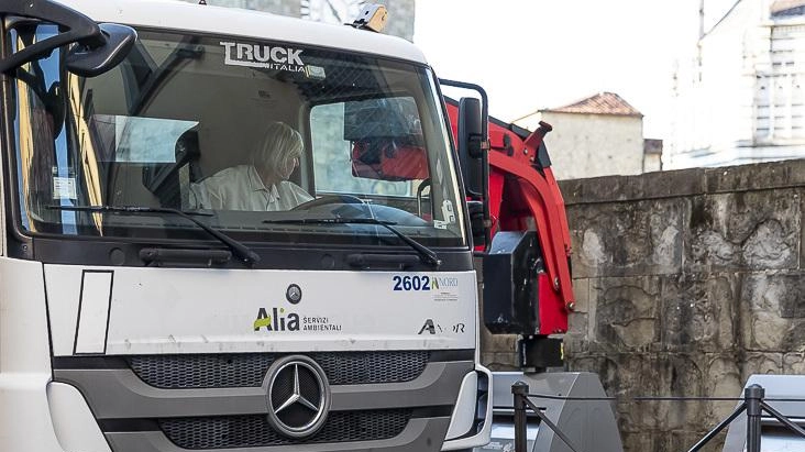 Un’operatrice di Alia impegnata nello svuotamento dei cassonetti interrati (foto d’archivio)