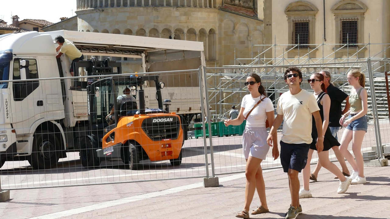 Operai al lavoro sotto il palazzo di Fraternita. Torna il palco della consegna. Domenica l’estrazione delle carriere in piazza del Comune.