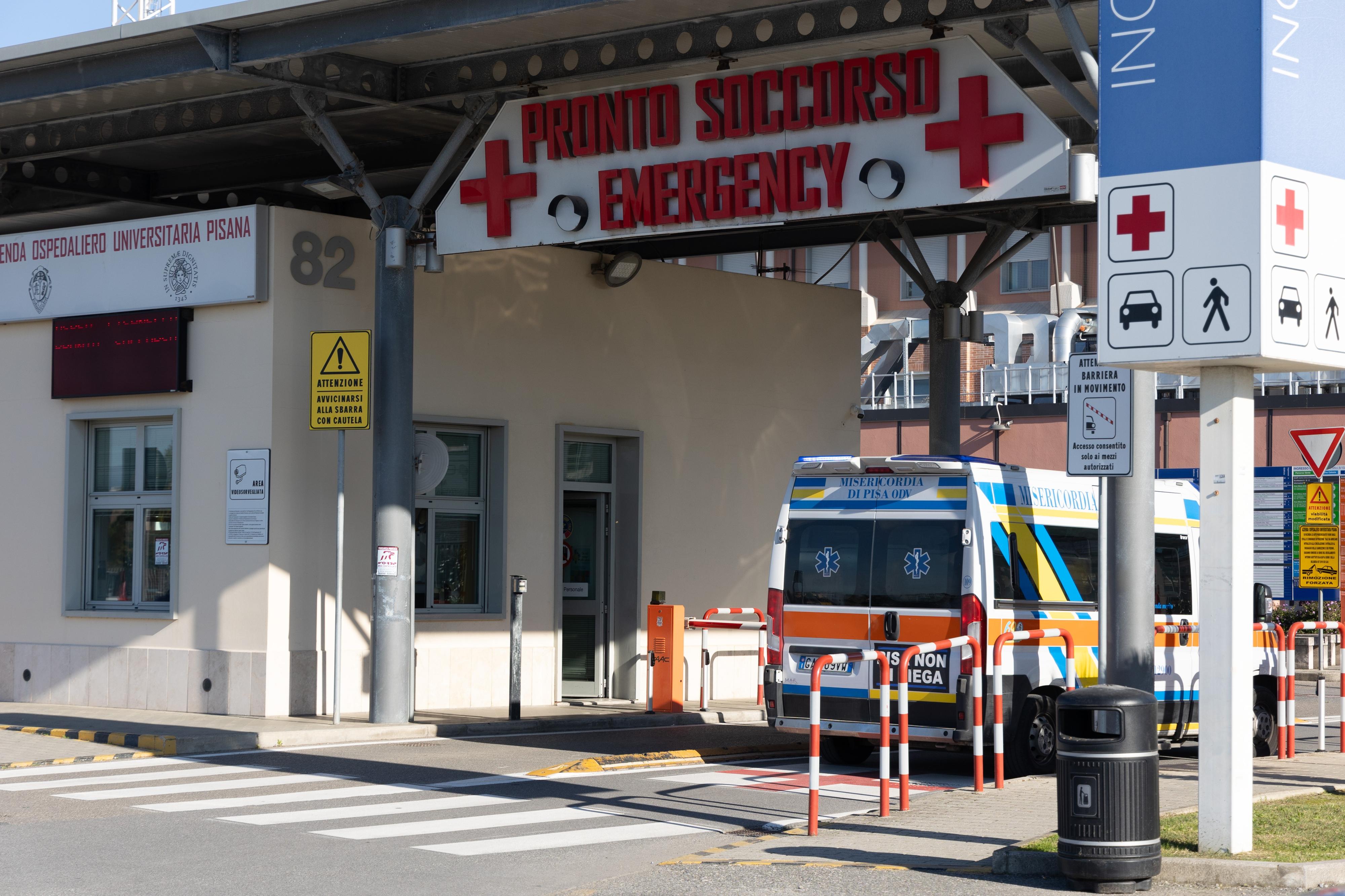 Pronto soccorso, ancora paura a Pisa. Calci e offese agli infermieri, la polizia ferma 45enne ubriaco