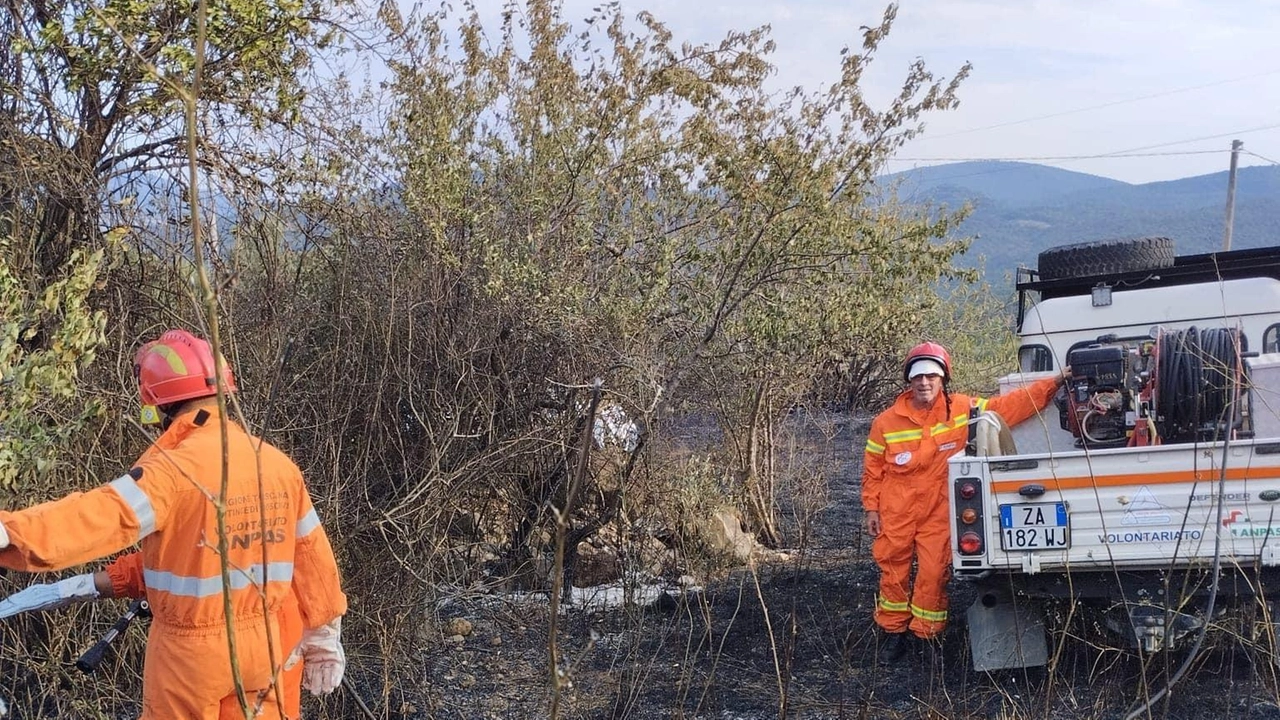 Le operazioni di bonifica e controllo dell’incendio sui campi in località La Sassa, nel comune di Montecatini Val di Cecina: ieri mattina altre 4 squadre Anpas locali e di Castellina sono entrate al’opera per mettere in sicurezza il perimetro