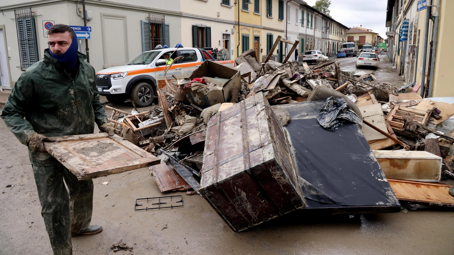 I danni dell’alluvione di novembre a Prato dove erano conservati i documenti dell’amministrazione di Montopoli .