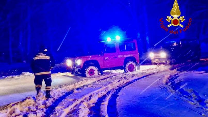 Auto rimane bloccata dalla neve, arrivano i vigili del fuoco e il sindaco con un mezzo spazzaneve