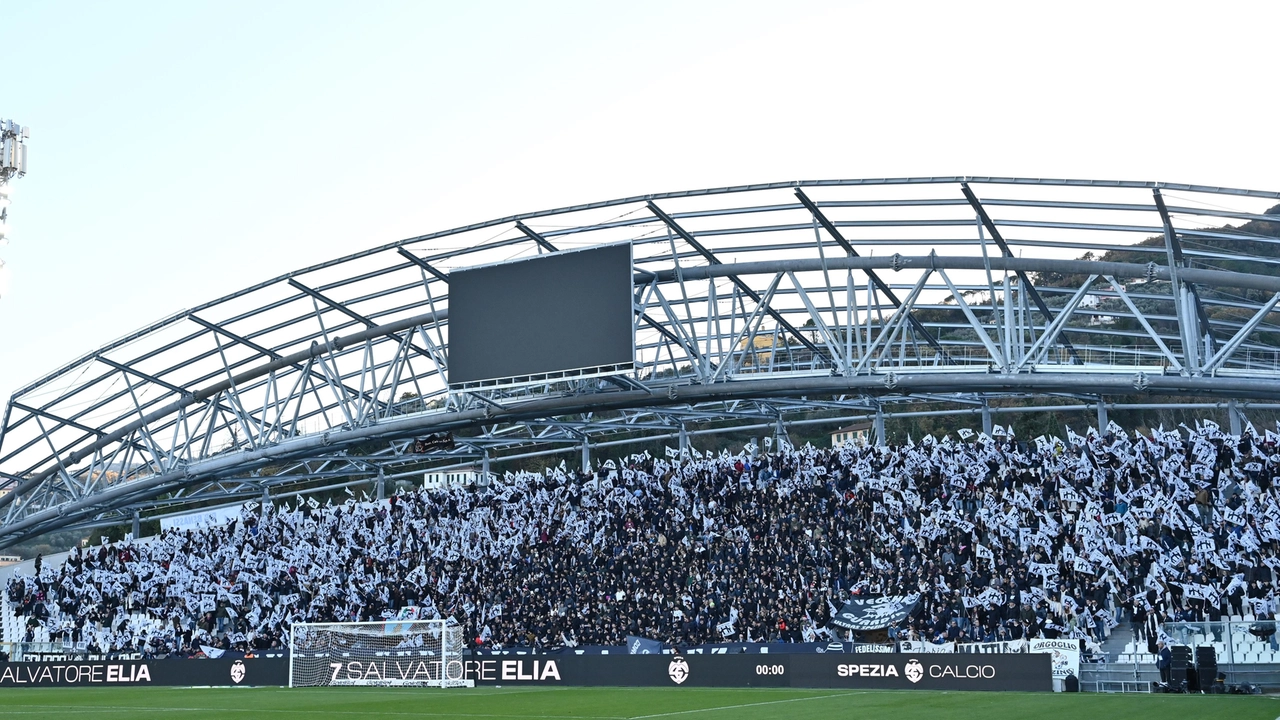 I colori bianconeri dello Spezia risplendono sul campo e sugli spalti