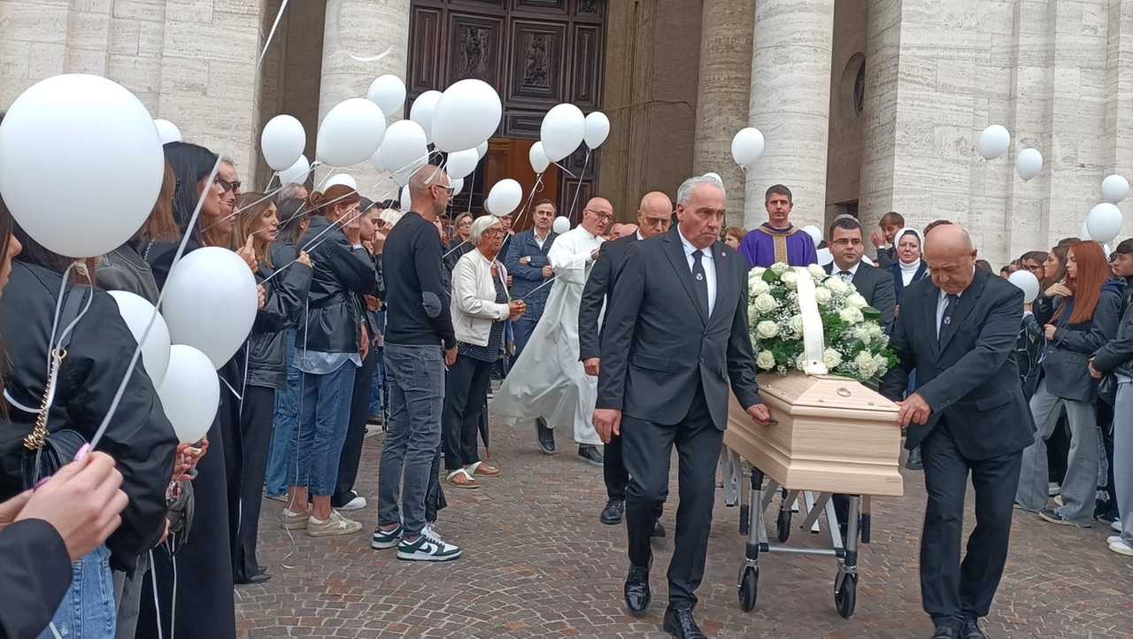 In tantissimi hanno preso parte al funerale di Gaia Pagliuca. Alla fine del rito è stato il papà, Vincenzo, a prendere la parola, ricordando la figlia tra la commozione di tutti i presenti