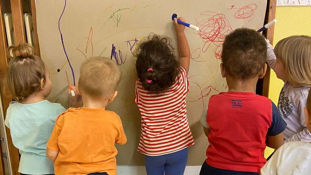 Bambini in un asilo nido (foto di archivio) e, a lato, la sindaca Caterina Campani (foto Borghesi)