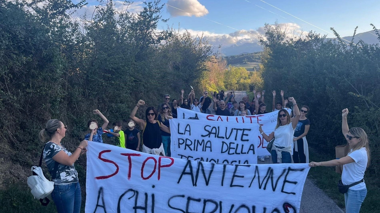 Una protesta contro le antenne per la telefonia in una immagine di archivio