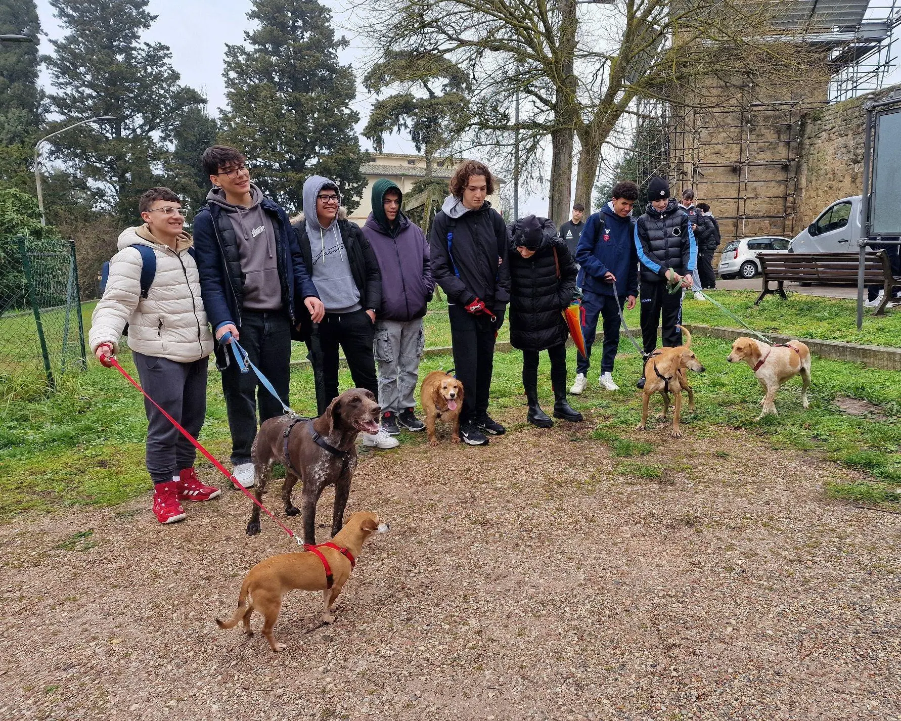 Studenti in gamba Prendersi cura degli altri. Visita al canile e porte aperte in Provincia