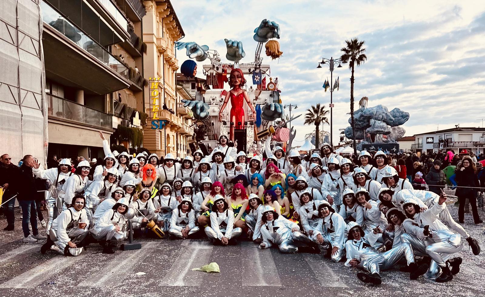 Carnevale di Viareggio, dentro la “macchina”: cambio d’abito come al pit stop. Team addetto al guardaroba