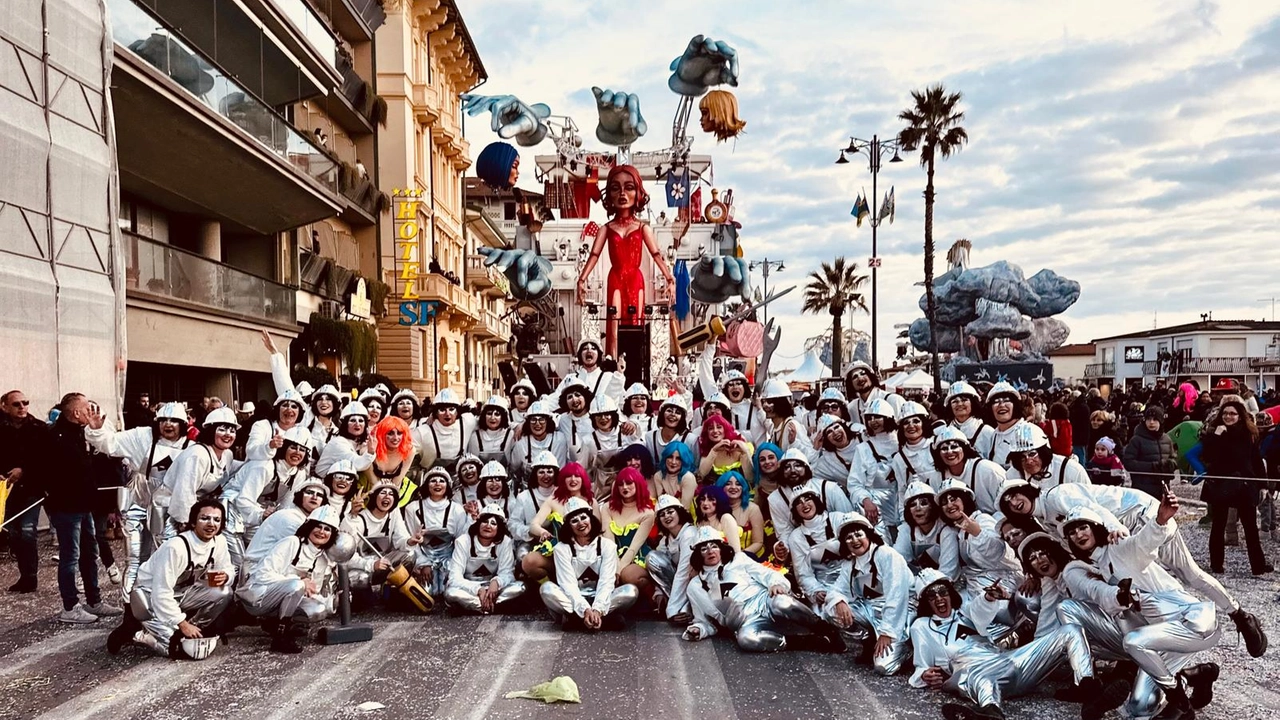 Carnevale di Viareggio, dentro la “macchina”: cambio d’abito come al pit stop. Team addetto al guardaroba