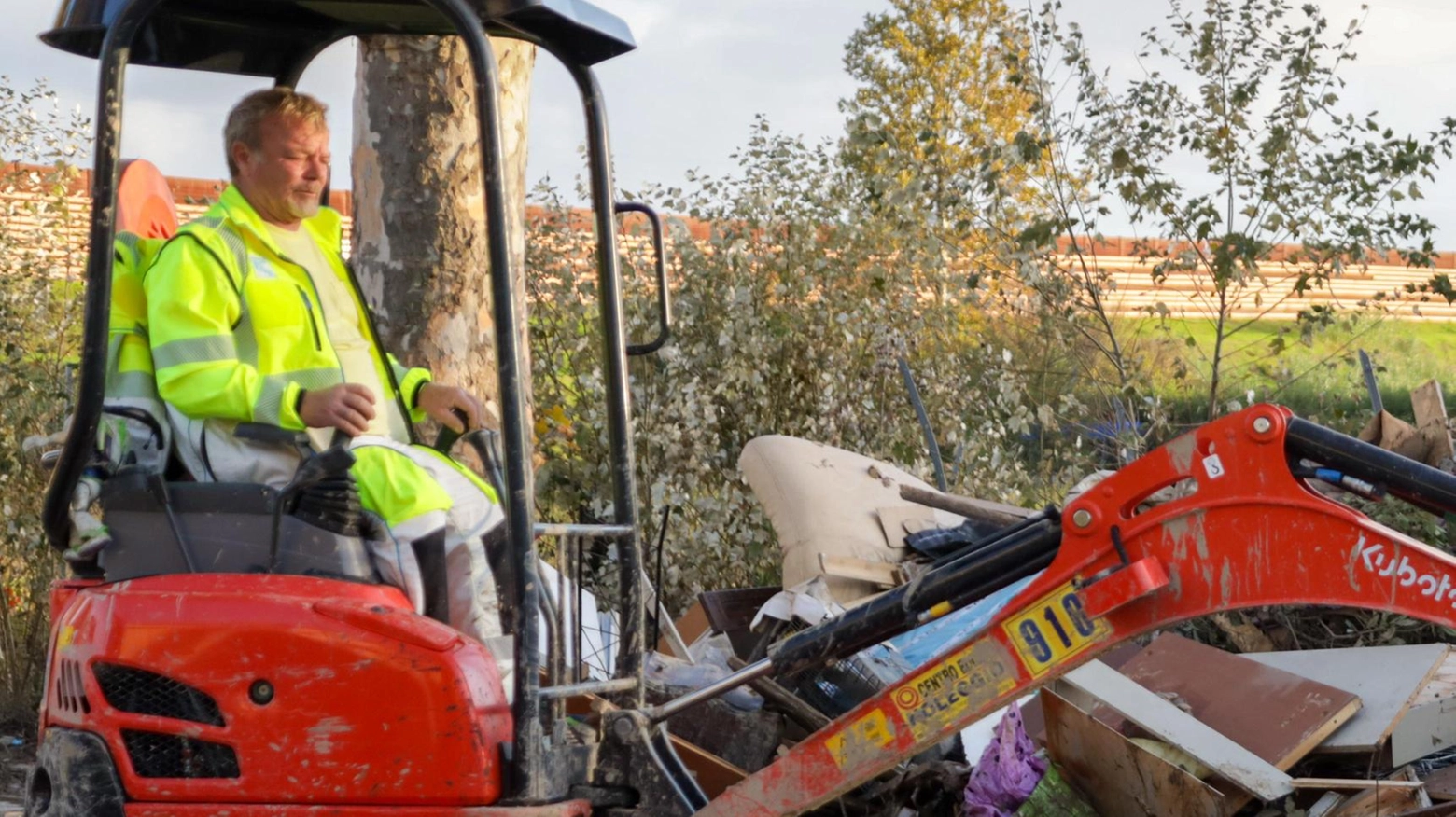 Alluvione, ancora rifiuti in strada. Comune pronto a intervenire. Serviranno altri 25mila euro