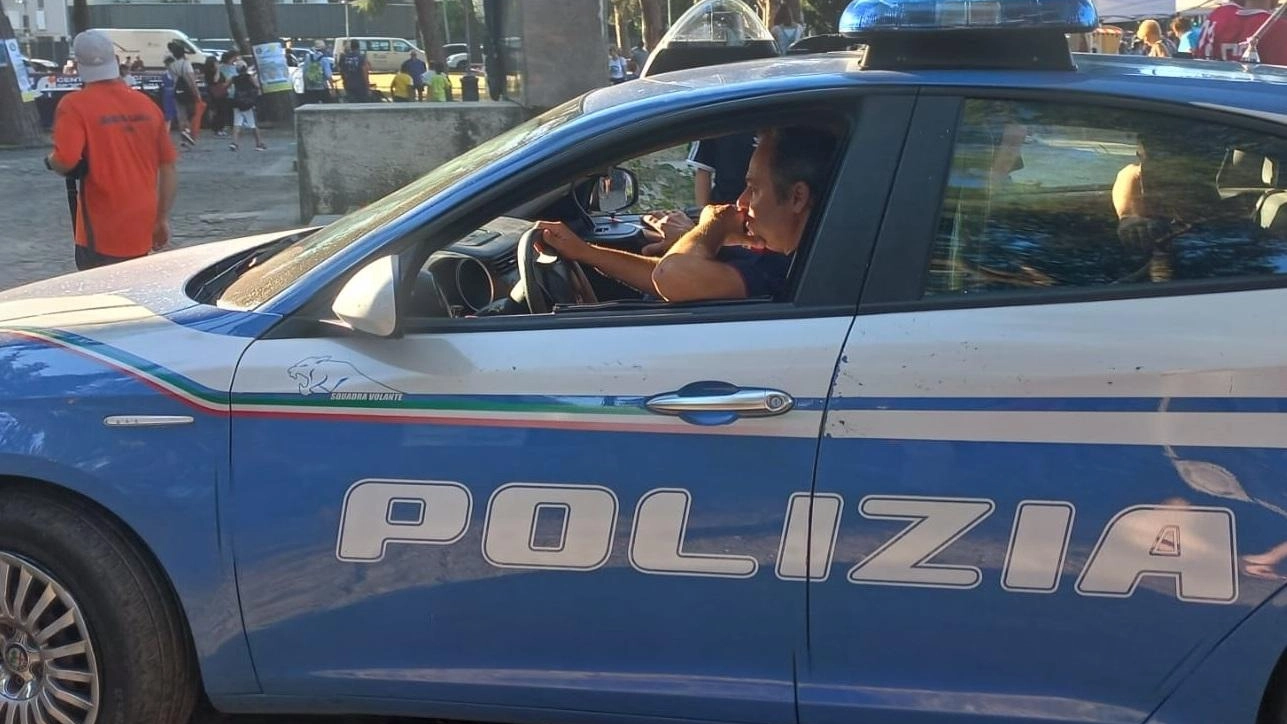 Ruba occhiali e polo nei negozi del centro. Arrestato un 60enne